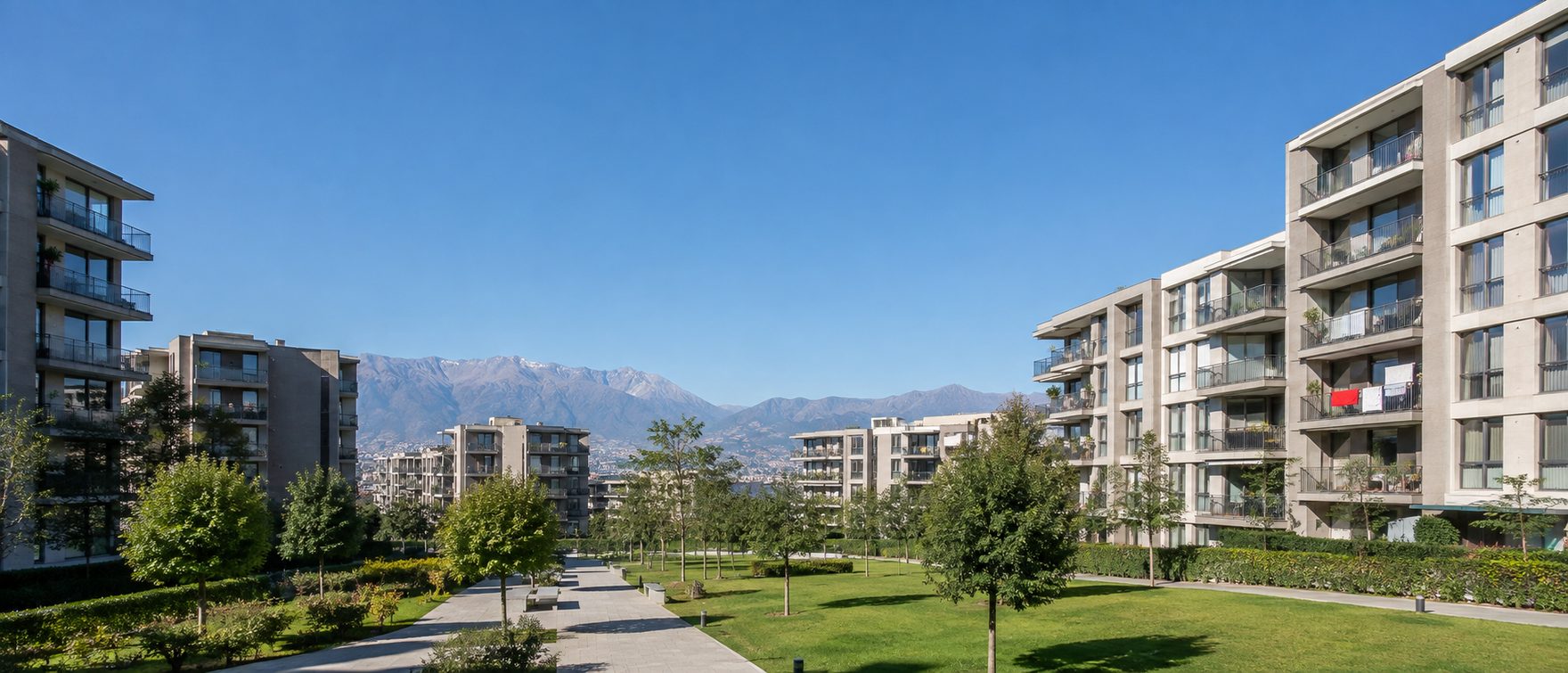 Conjunto de edificios residenciales de departamentos con áreas verdes comunes en Santiago