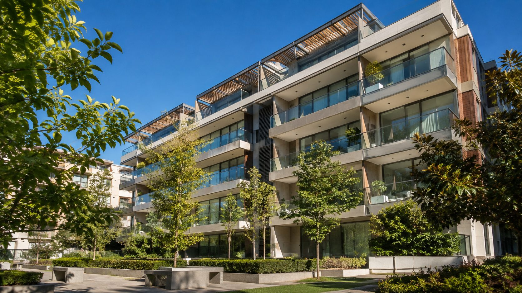 Fachada de un edificio residencial de departamentos con jardín común